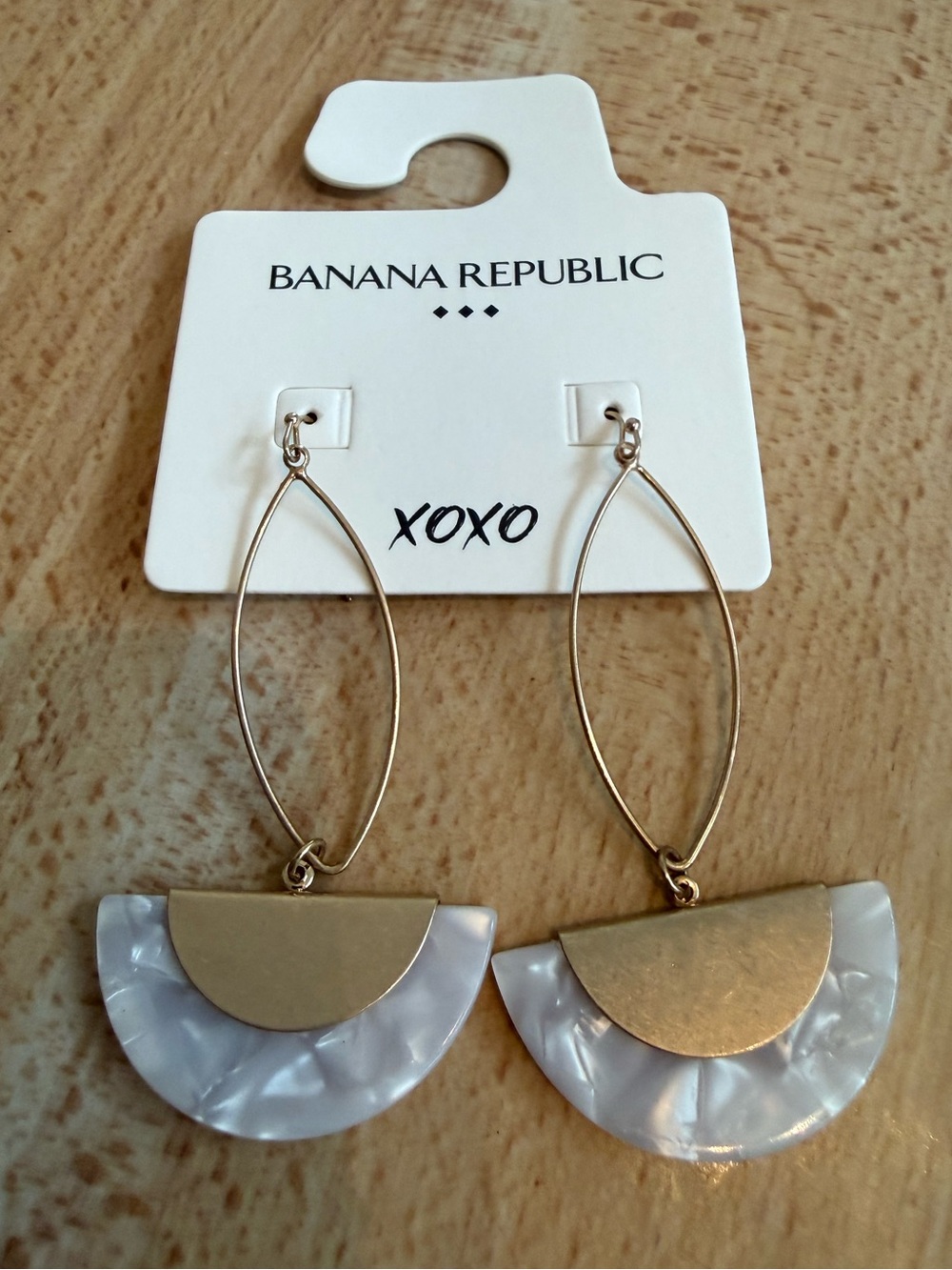 NWT. Banana Republic. Drop Geometric Crescent Earrings.
